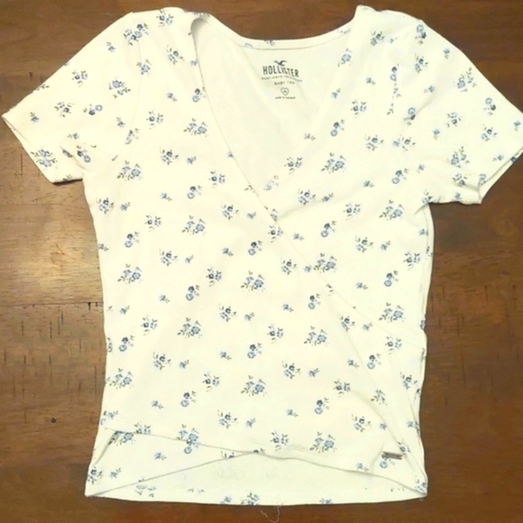 Hollister Floral Baby Tee - Picture 1 of 10